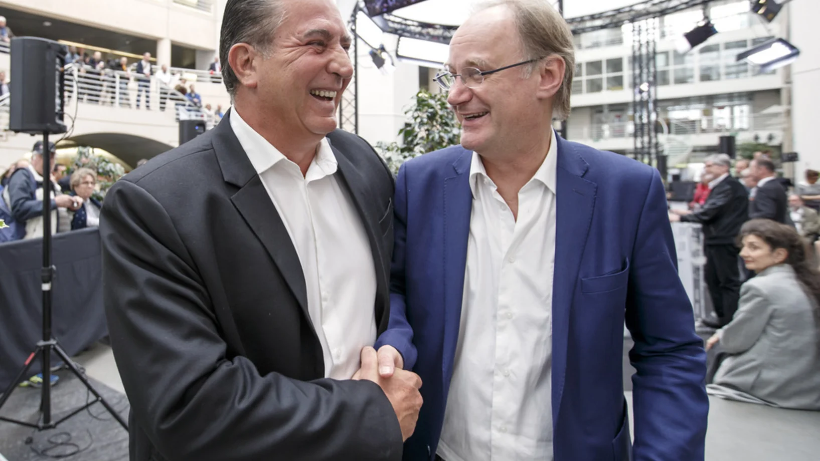 Der Parteien-Spalter: Éric Stauffer (links) hier mit SVP-Nationalrat Yves Nidegger, hat wesentlich zum Desaster der Rechtspopulisten beigetragen. Das Bild stammt vom Sonntagnachmittag. (Foto: Keystone/Salvatore Di Nolfi)

