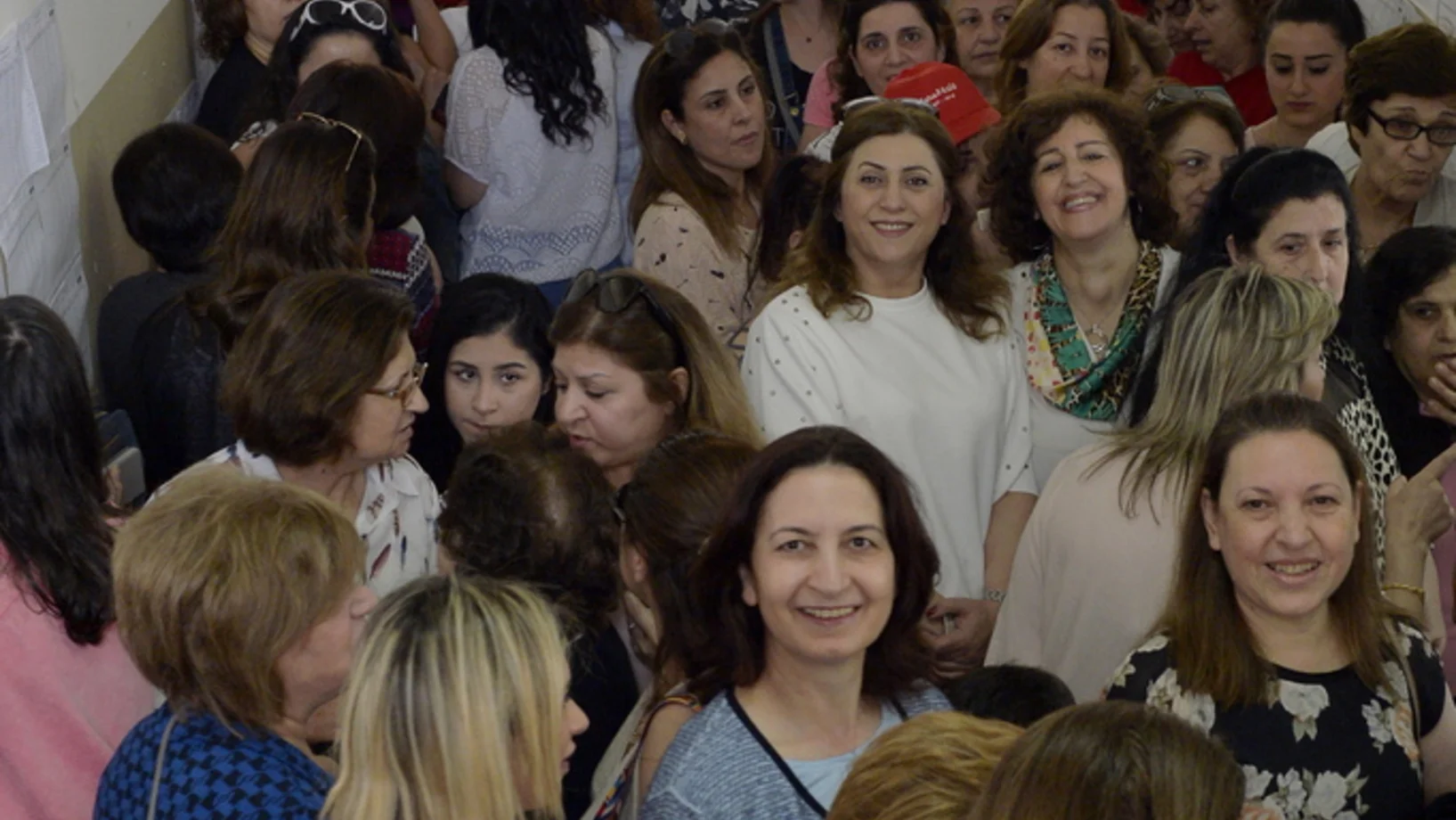 Andrang vor einem Wahllokal in Baaklin im Libanon-Gebirge, 45 Kilometer südöstlich von Beirut. (Foto: Keystone/EPA/Wael Mahzeh)