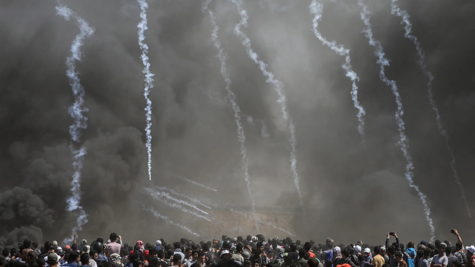 Die israelische Armee feuert Tränengas-Granaten auf die demonstrierenden Palästinenser am Gaza-Zaun. (Foto: Keystone/EPA/Mohammed Saber)