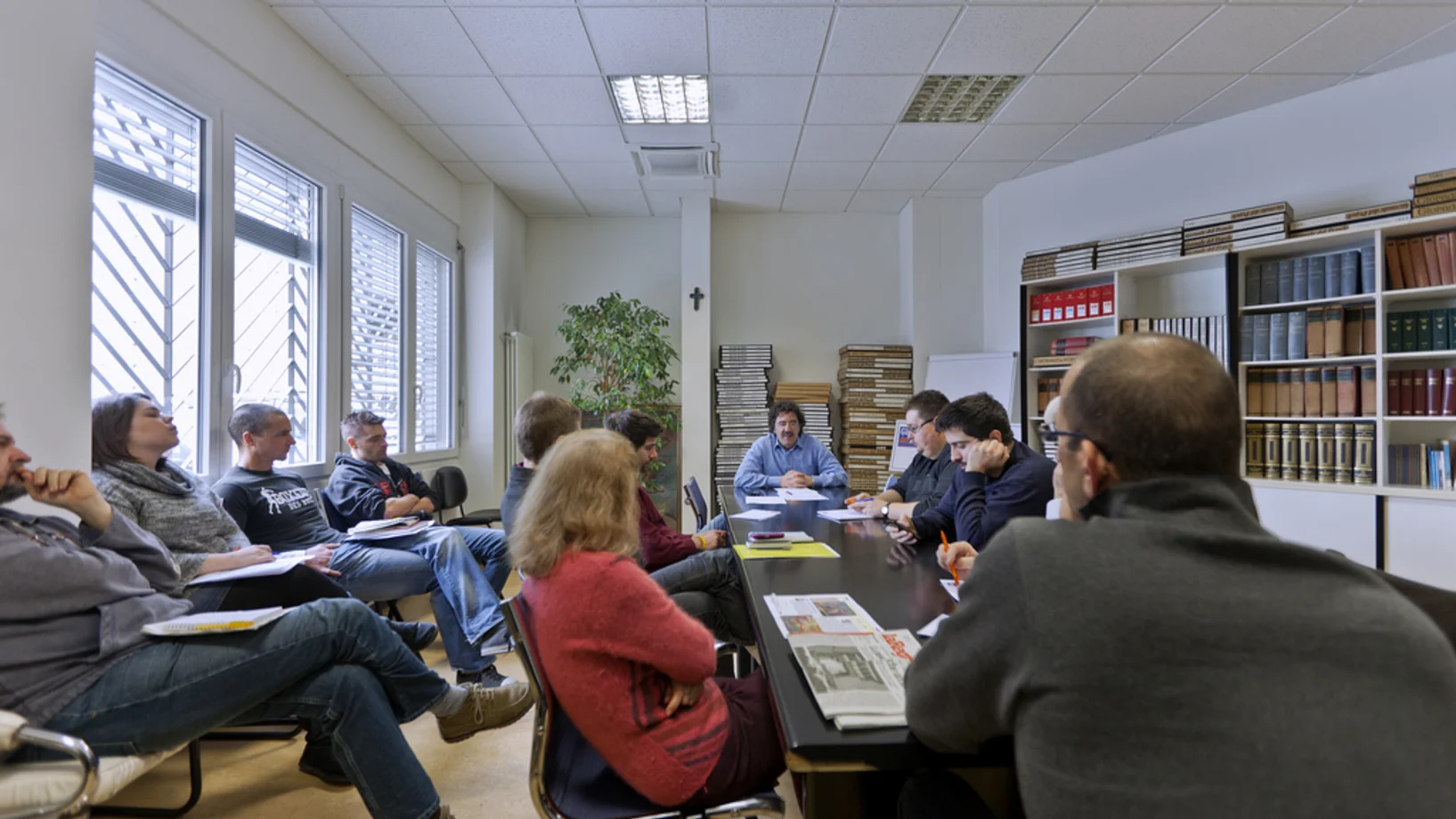 Die Tessiner Tageszeitung „Giornale del popolo“ verschwindet. Im Bild eine Besprechung der Redaktion am Sitz der Zeitung in Lugano am 7. Februar 2012 (Keystone, Gaetan Bally)