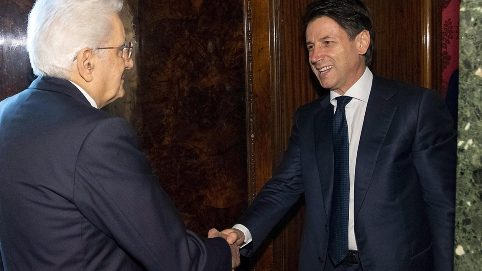 Sonntagabend, 19.00 Uhr: Staatspräsident Sergio Mattarella (links) empfängt Giuseppe Conte (Foto: Keystone/Quirinalpalas)