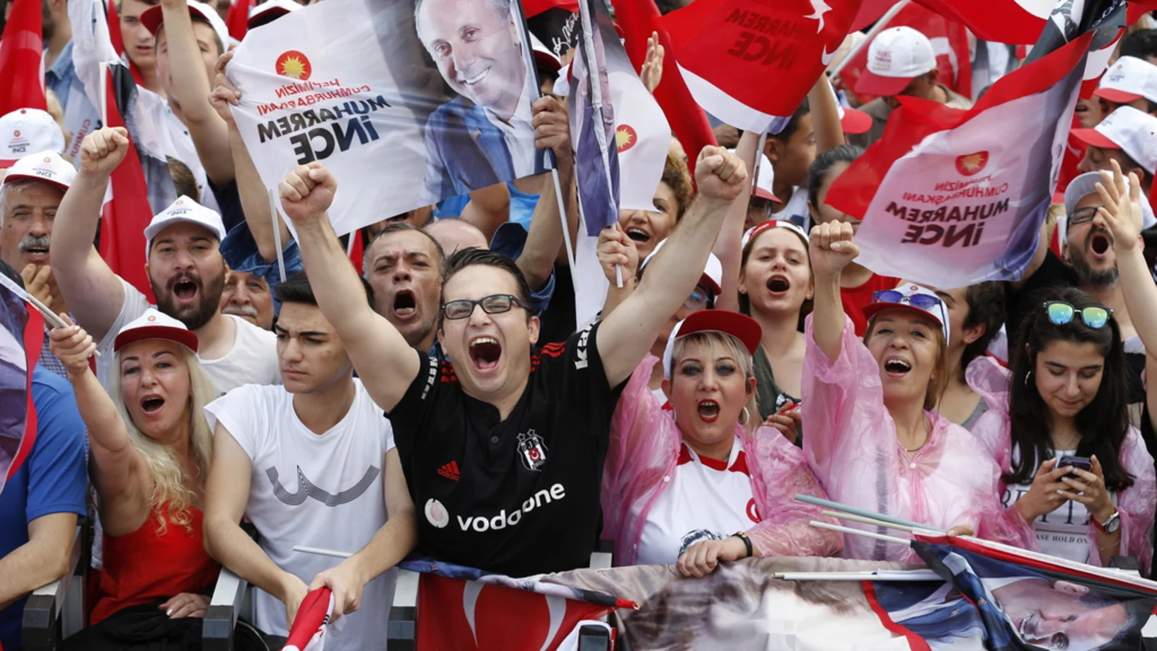 Anhänger von Muharrem İnce, des wichtigsten türkischen Oppositionskandidaten, demonstrieren am Freitagabend in Ankara. Ince ist Kandidat der „Republikanischen Volkspartei“ (CHP). (Foto: Keystone/EPA/Tumay Berkin)