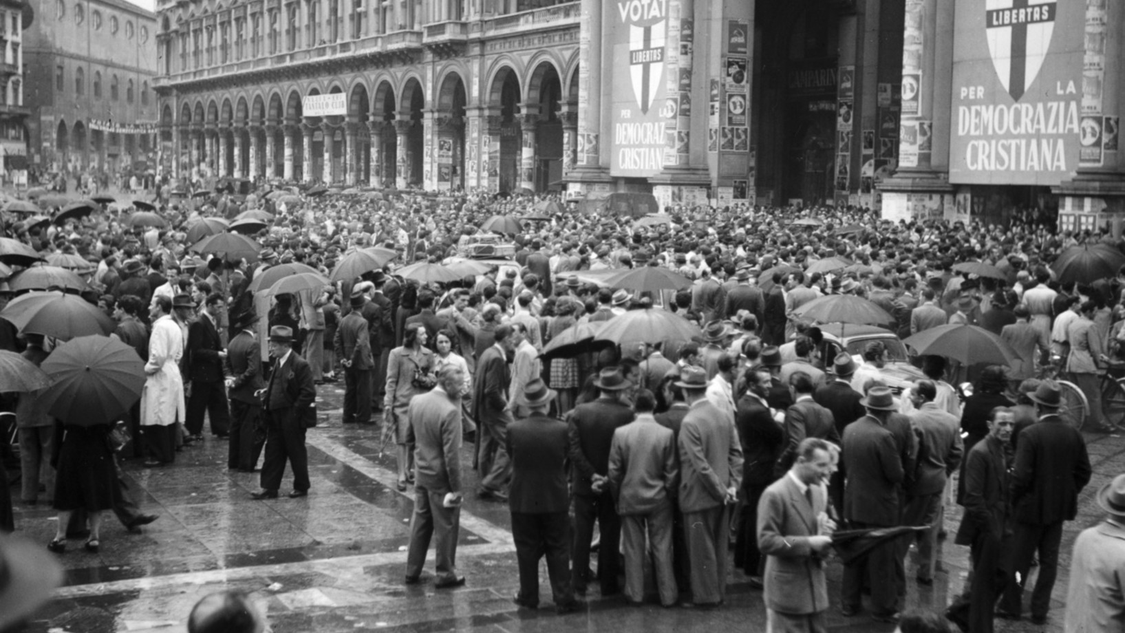 Mailand, 2. Juni 1946: Stimmberechtigte warten auf die Abgabe ihrer Stimme (Foto: Keystone/Photopress-Archiv/Schmidhauser)