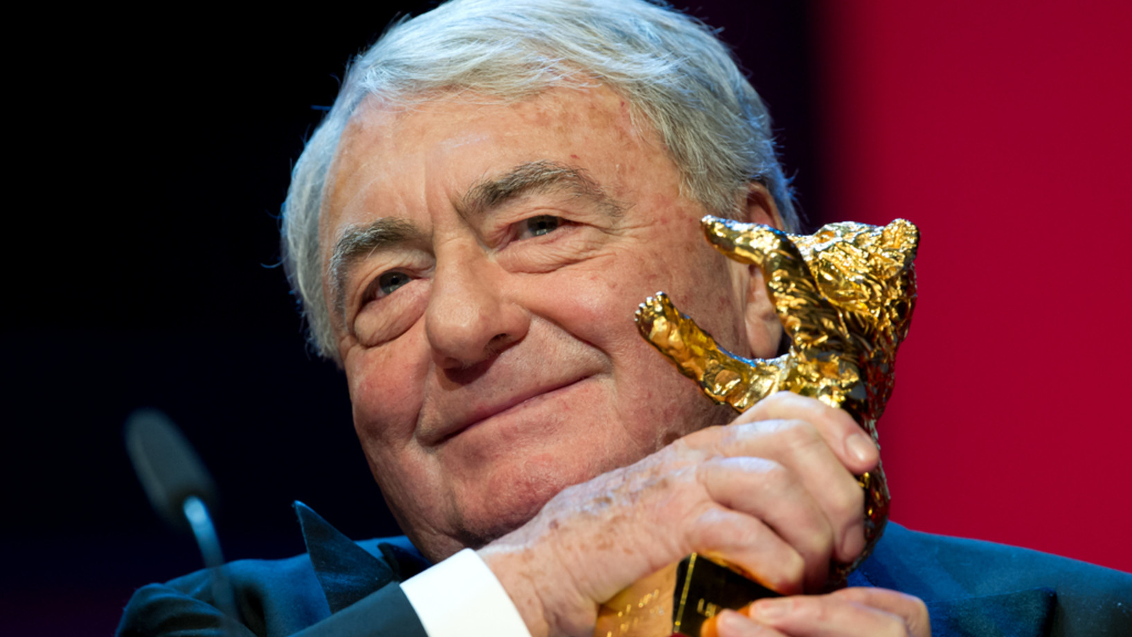 Claude Lanzmann wird am 14. Feburar 2013 bei der Berlinale mit dem Goldenen Ehrenbären ausgezeichnet. (Foto: Keystone/DPA/Sven Hoppe)