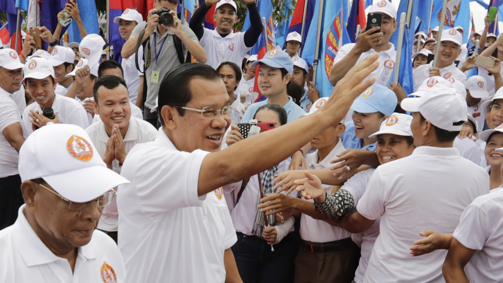 Kambodschas Premierminister Hun Sen (Mitte) grüsst seine Anhänger bei einem Anlass am 7. Juli in Phnom Penh. Seine regierende Volkspartei startet ihre Kampagne für die Wahl der Nationalversammlung am 29. Juli. (Keystone/EPA, Mark Remissa)
