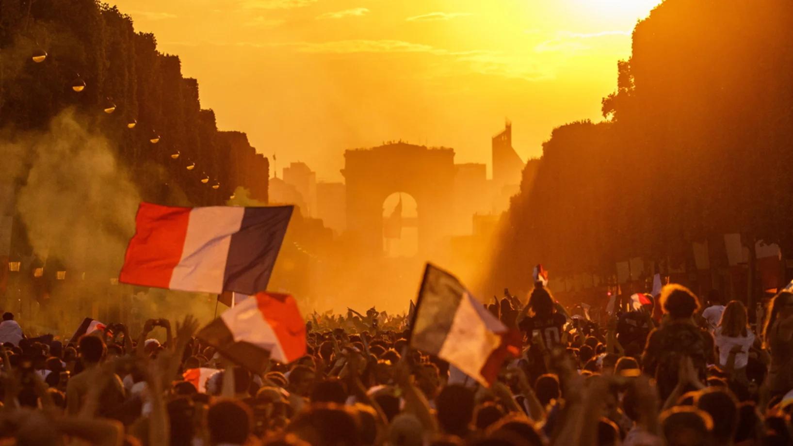 Französische Fans feiern nach dem Titelgewinn ihrer Mannschaft auf den Champs Elysées. (Keystone/EPA, Christophe Petit Tesson)