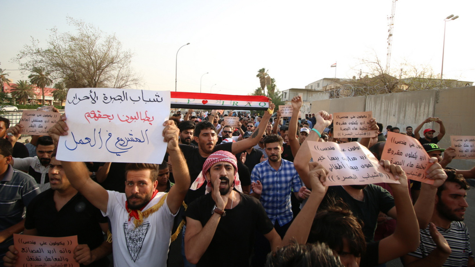 Vor dem Hauptsitz der Regionalregierung von Basra demonstrieren junge Iraker gegen Arbeitslosigkeit, steigende Lebenskosten und den Mangel an Versorgung mit Wasser und Strom. (Keystone/EPA, Haider al-Assadee)
