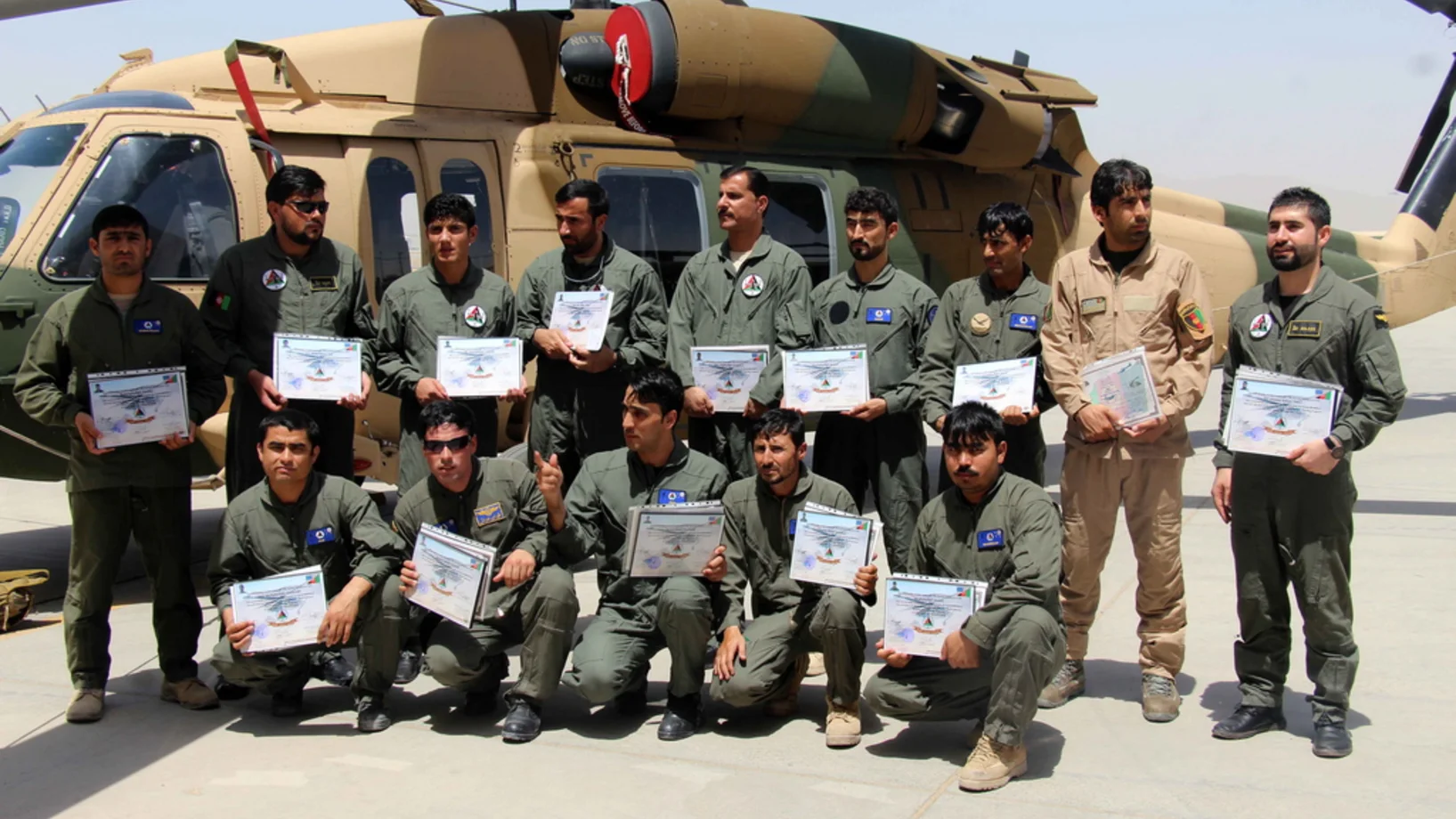 Das sind diplomierte afghanische Armee-Piloten. Amerikanische Offiziere haben sie darin ausgebildet, amerikanische Black Hawk-Helikopter zu fliegen. Die USA wollen Afghanistan in den nächsten fünf Jahren 159 Black Hawks übergeben. Sie sollen im Kampf gegen die Taliban eingesetzt werden. Die Diplomübergabe fand am 6. August in Kandahar statt. (Foto: Keystone/EPA/Muhammad Sadiq)