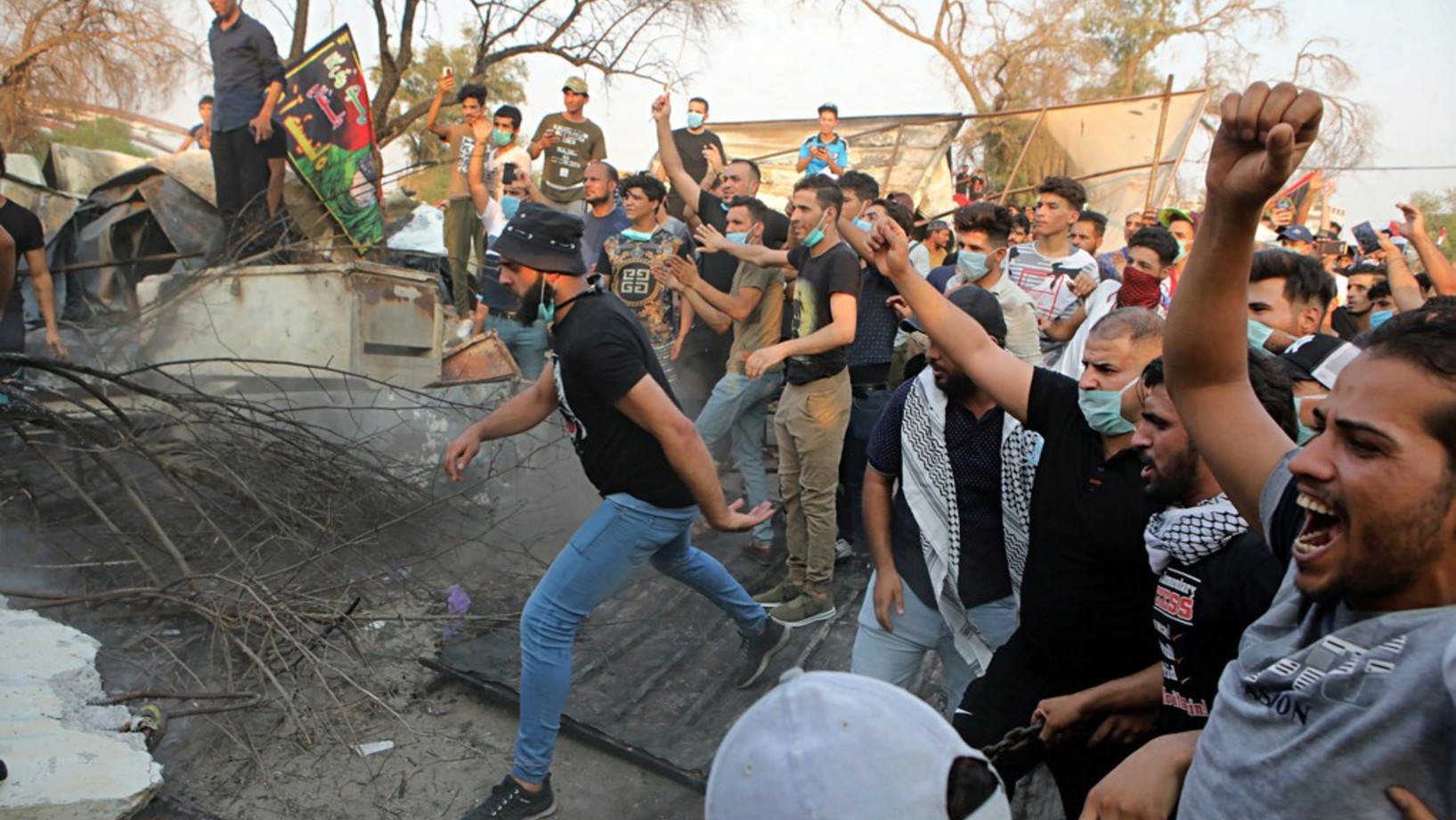 In Basra, Irak, reissen Demonstranten die Betonmauern ein, die das Gouverneursgebäude umschliessen. Sie verlangen bessere öffentliche Dienstleistungen und Jobs. (Bild vom 5. September 2018, Keystone/AP, Nabil al-Jurani)