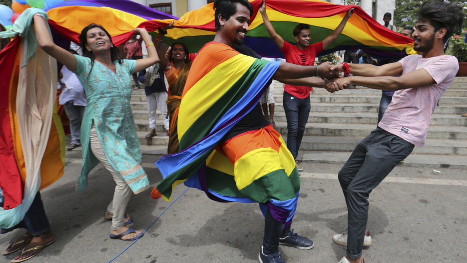 Angehörige der LGBTQ-Community in Bangalore tanzen nach Bekanntwerden des Entscheids des Obersten Gerichts, ein gegen Homosexualität gerichtetes Gesetz aus der Kolonialzeit aufzuheben. (Keystone/AP, Aijaz Rahi)