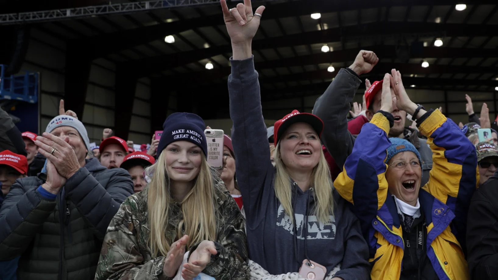 Fans von Trump an einer Wahlveranstalung am Samstag in Belgrade (Montana). (Foto: Keystone/AP/Evan Vucci)