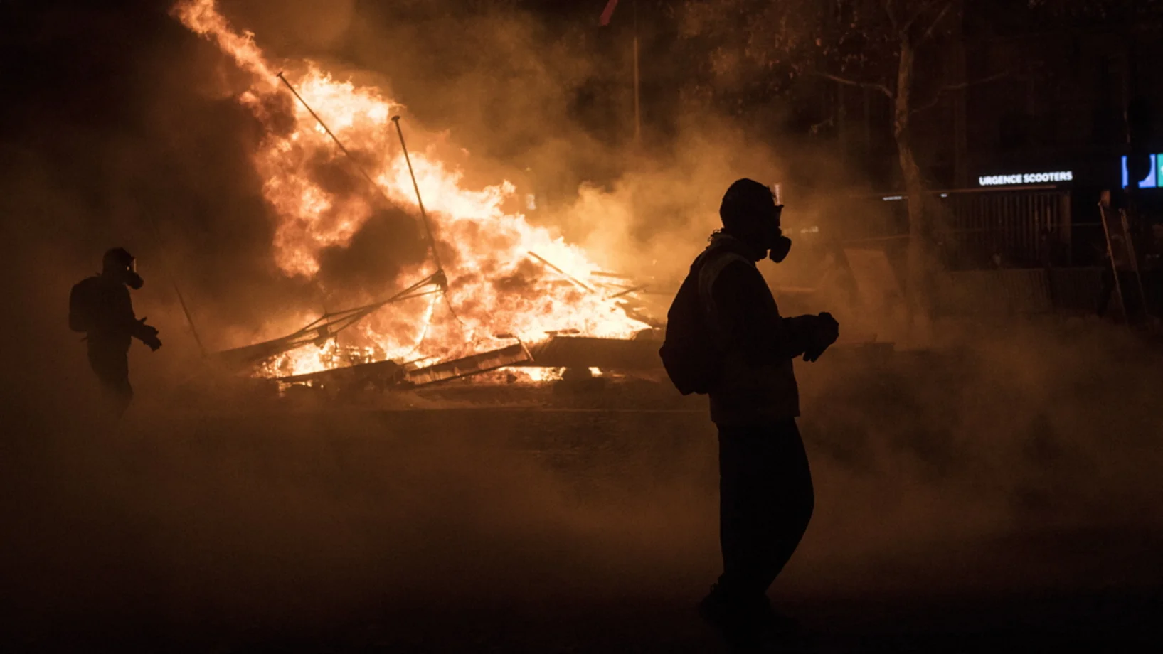 Die Champs-Élysées am Samstagabend. (Foto: Keystone/EPA/Julien de Rosa)