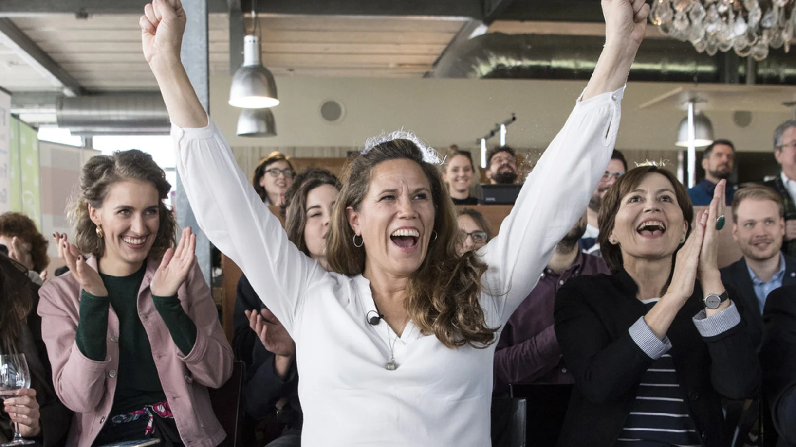 Abgeschmettert, Jubel bei den Siegern. Von links Flavi Kleiner, Co-Präsidentin Operation Libero, Andrea Huber, Allianz der Zivilgesellschaft Schutzfaktor M und Regula Rytz, Nationalrätin Grüne-BE am Sonntagabend in Bern. (Foto: Keystone/Peter Schneider).