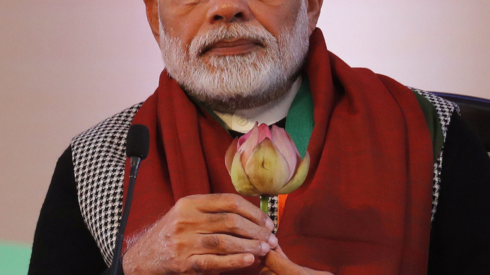 Narendra Modi mit einer Lotusblume am Parteitag in New Dehli am letzten Freitag (Foto: Keystone/AP/Altaf Qadri)