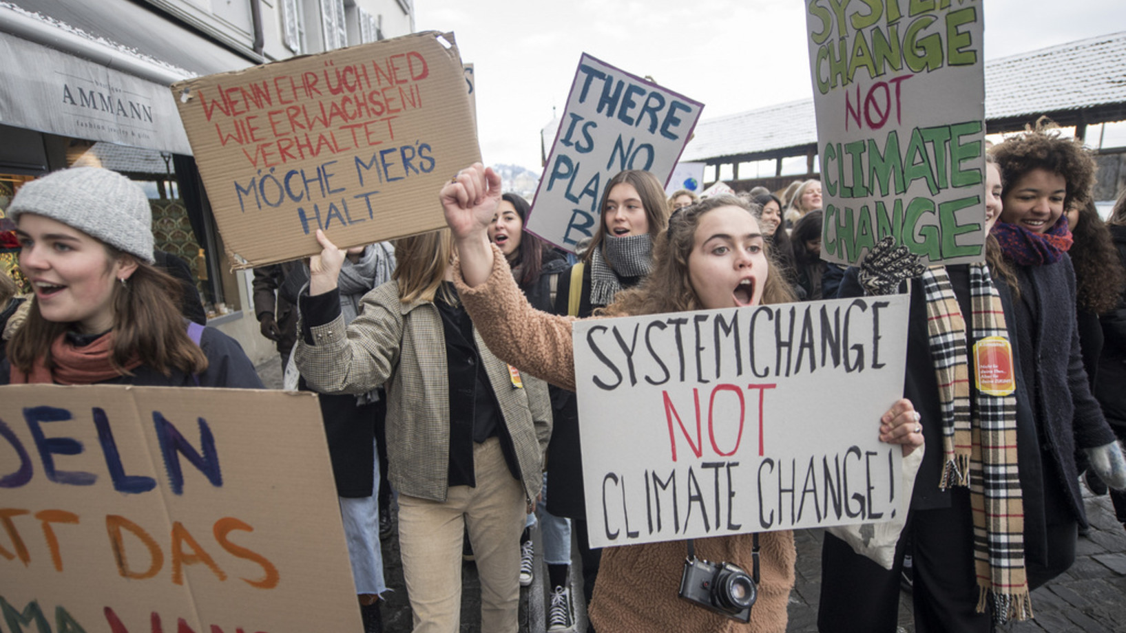 Engagement konkret: Hunderte von Schülerinnen und Schülern in Luzern bestreiken am 18. Januar 2019 den Unterricht und demonstrieren gegen eine lasche Klimapolitik. (Keystone, Urs Flüeler)
