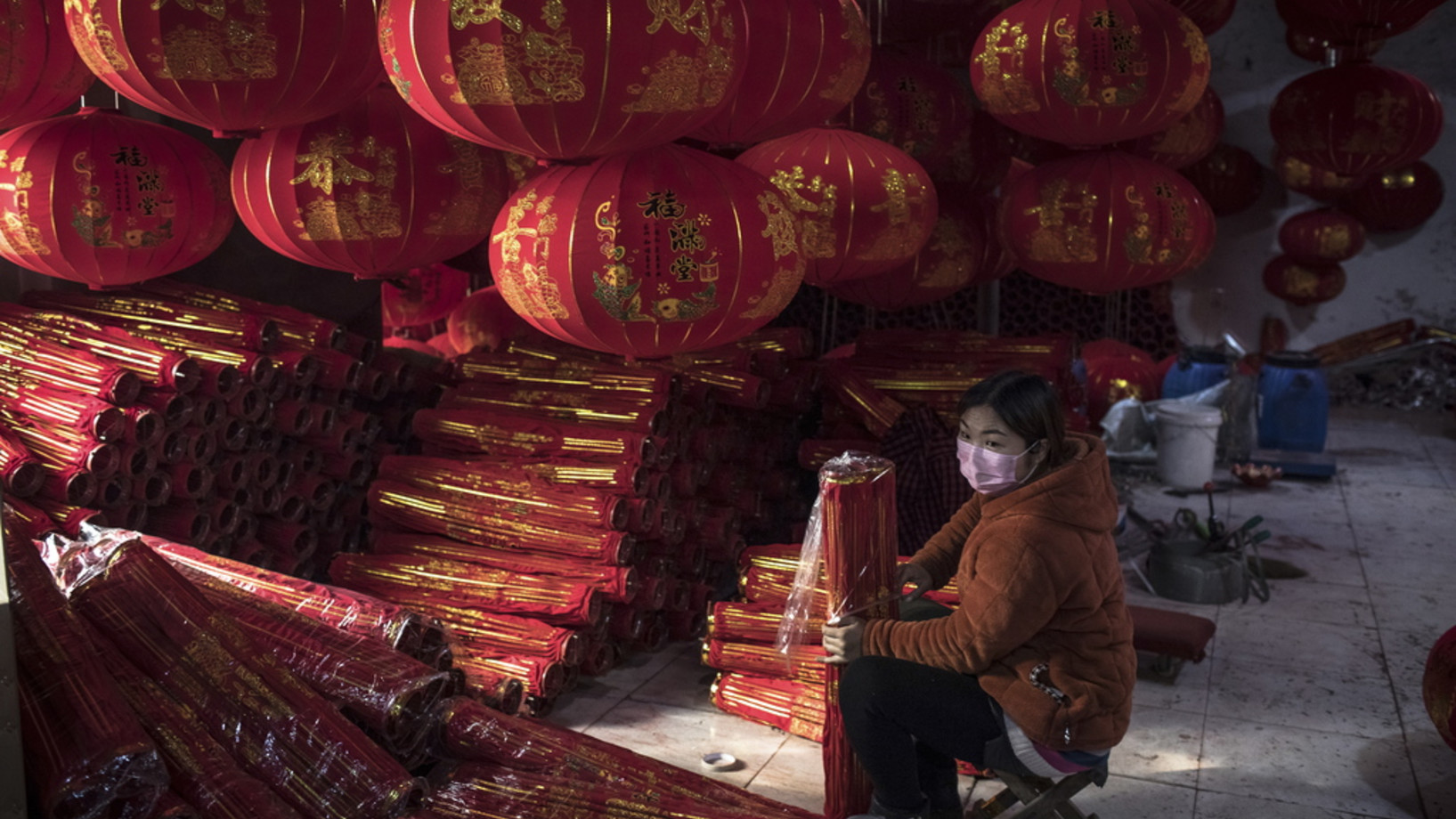 Eine chinesische Arbeiterin stellt in einer privaten Fabrik im Dorf Tuntou, Provinz Hebei, rote Laternen her, die beim Neujahrs- oder Frühlingsfest im ganzen Land nicht fehlen dürfen. (Keystone/EPA, Roman Pilipey)
