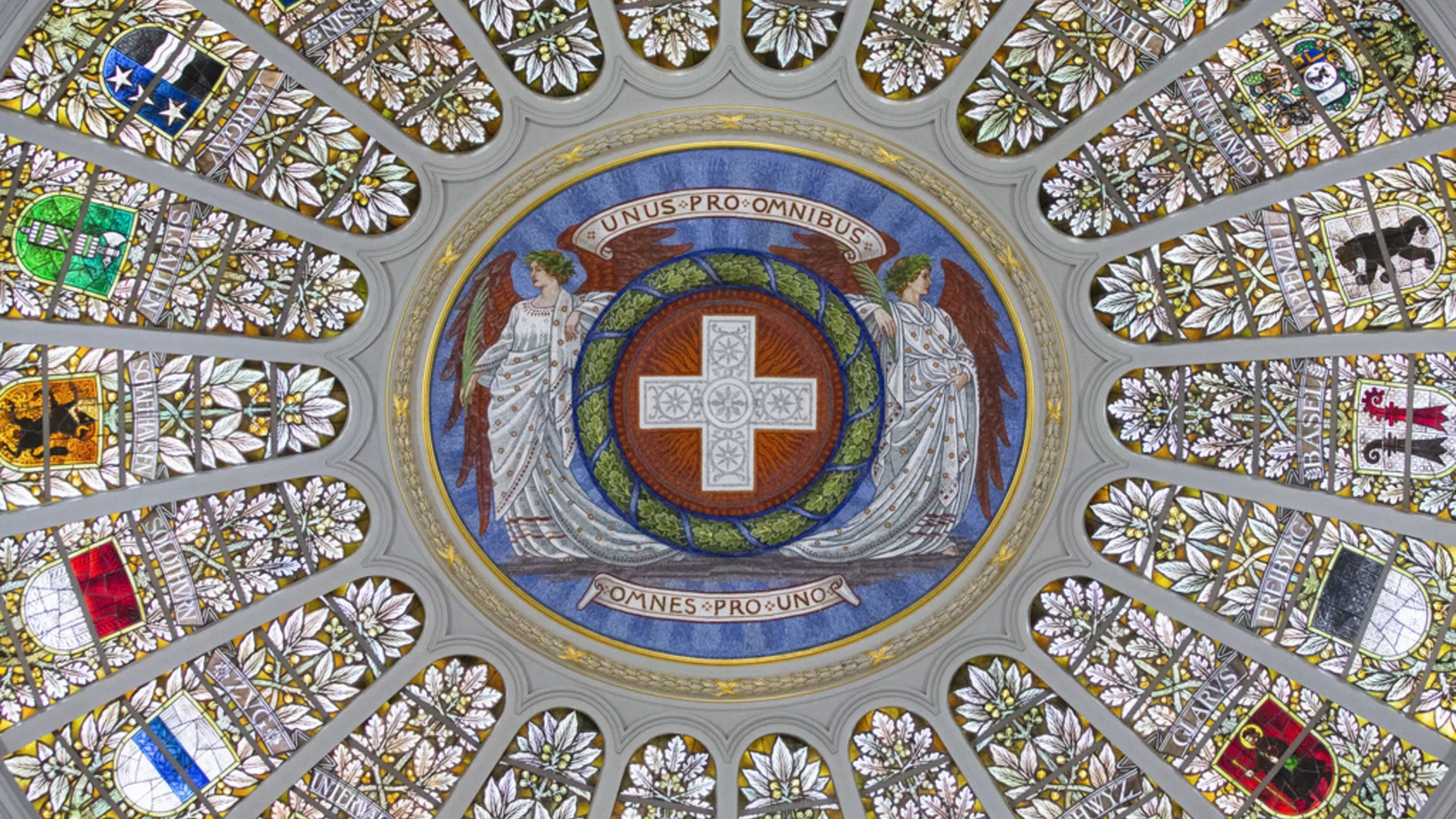 «Unus pro omnibus. Omnes pro uno.» Die Kuppel des Bundeshauses mit den Kantonswappen. «Einer für alle, alle für einen.» (Foto: Keystone/Peter Klaunzer) 