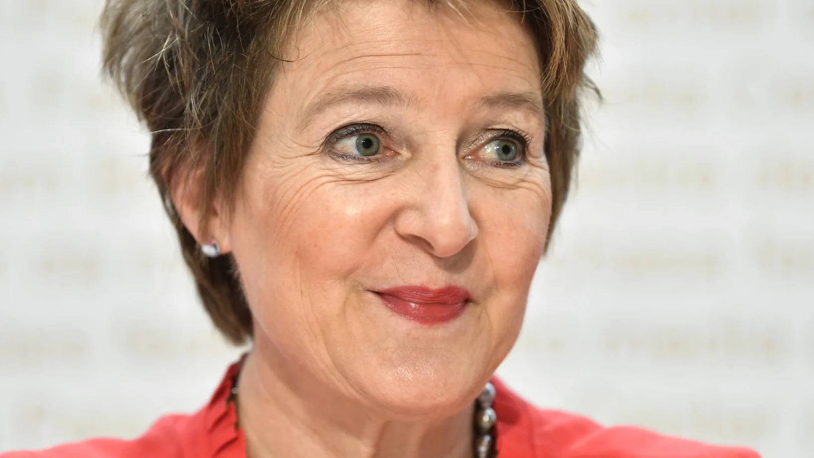 Bundesrätin Simonetta Sommaruga freut sich über die Ablehnung der Zersiedlungsinitiative. Das Nein sei kein Nein zum Landschaftsschutz sagt sie. (Foto: Keystone/Peter Schneider)