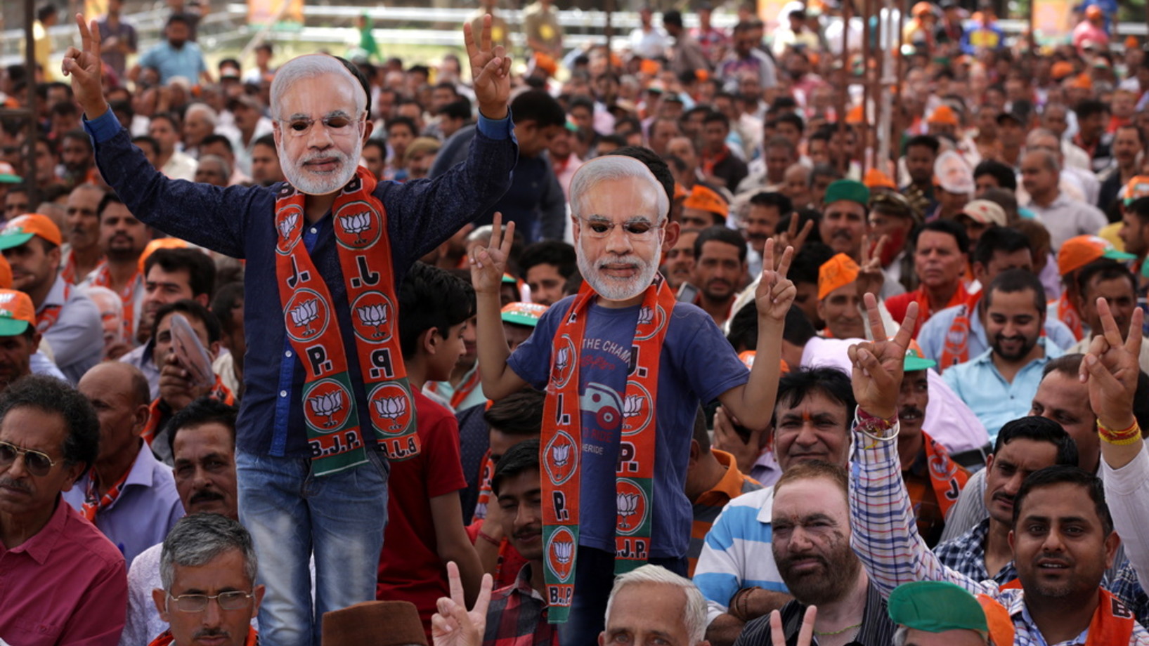 Anhänger von Premierminister Modi mit Modi-Masken an einer Wahlveranstaltung in Udampur bei Jammu in Kaschmir. (Foto: Keystone/EPA/Jaipal Singh)

