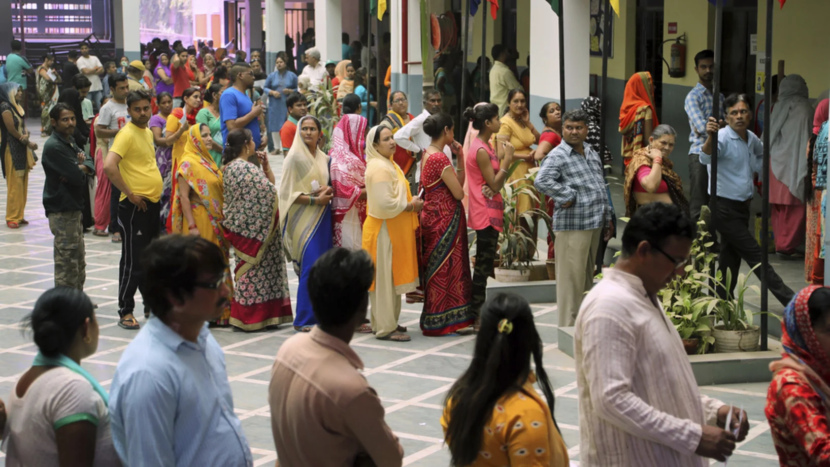 New Delhi, Sonntgmorgen: Warten auf die Stimmabgabe (Foto: Keystone/AP/Manish Swarup) 