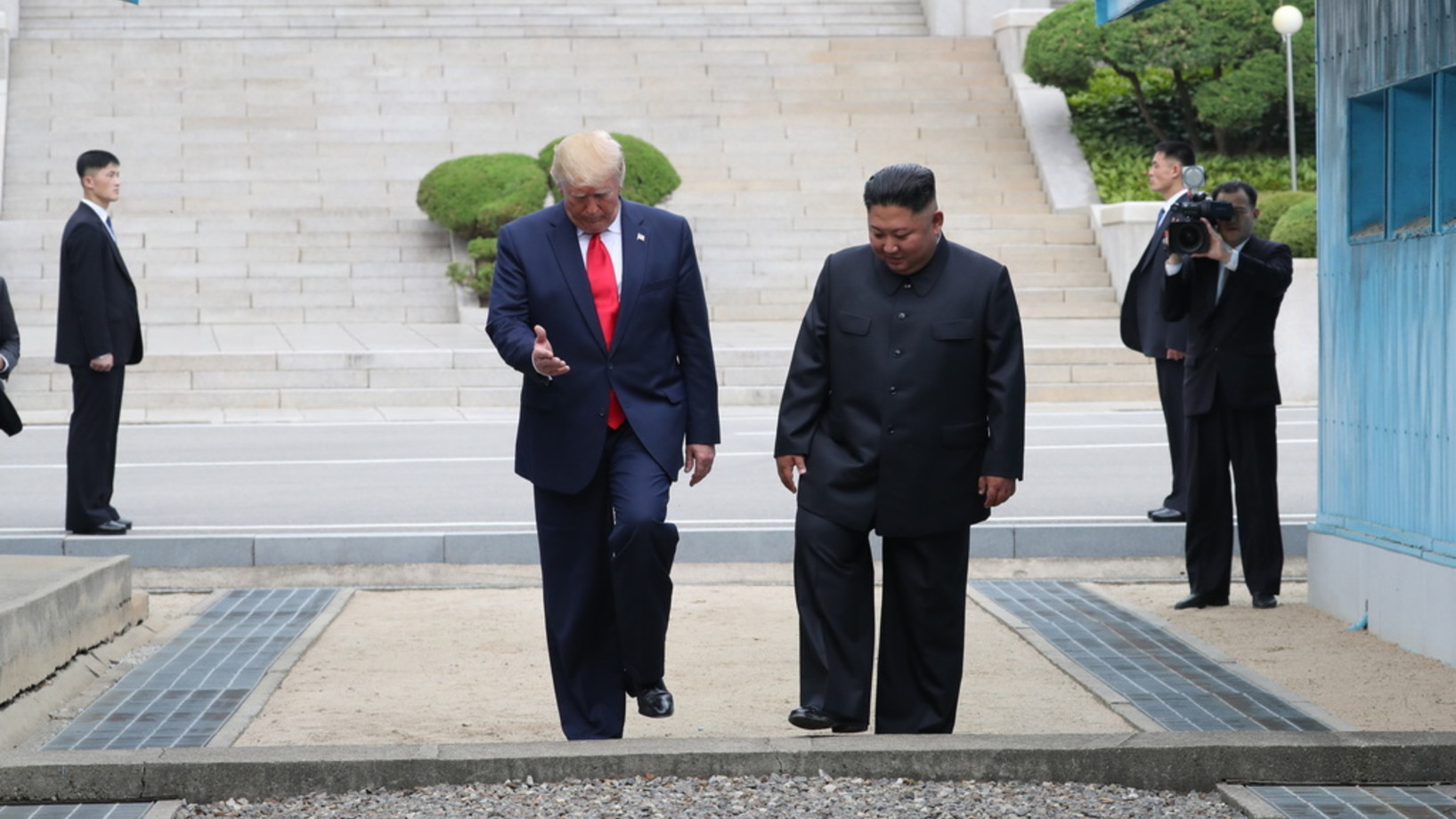 Nach ein paar Schritten auf nordkoreanischem Boden kehrt Trump in Begleitung von Kim über die Demaraktionslinie nach Südkorea zurück (Foto: Keystone EPA/YNA/Yonhap)