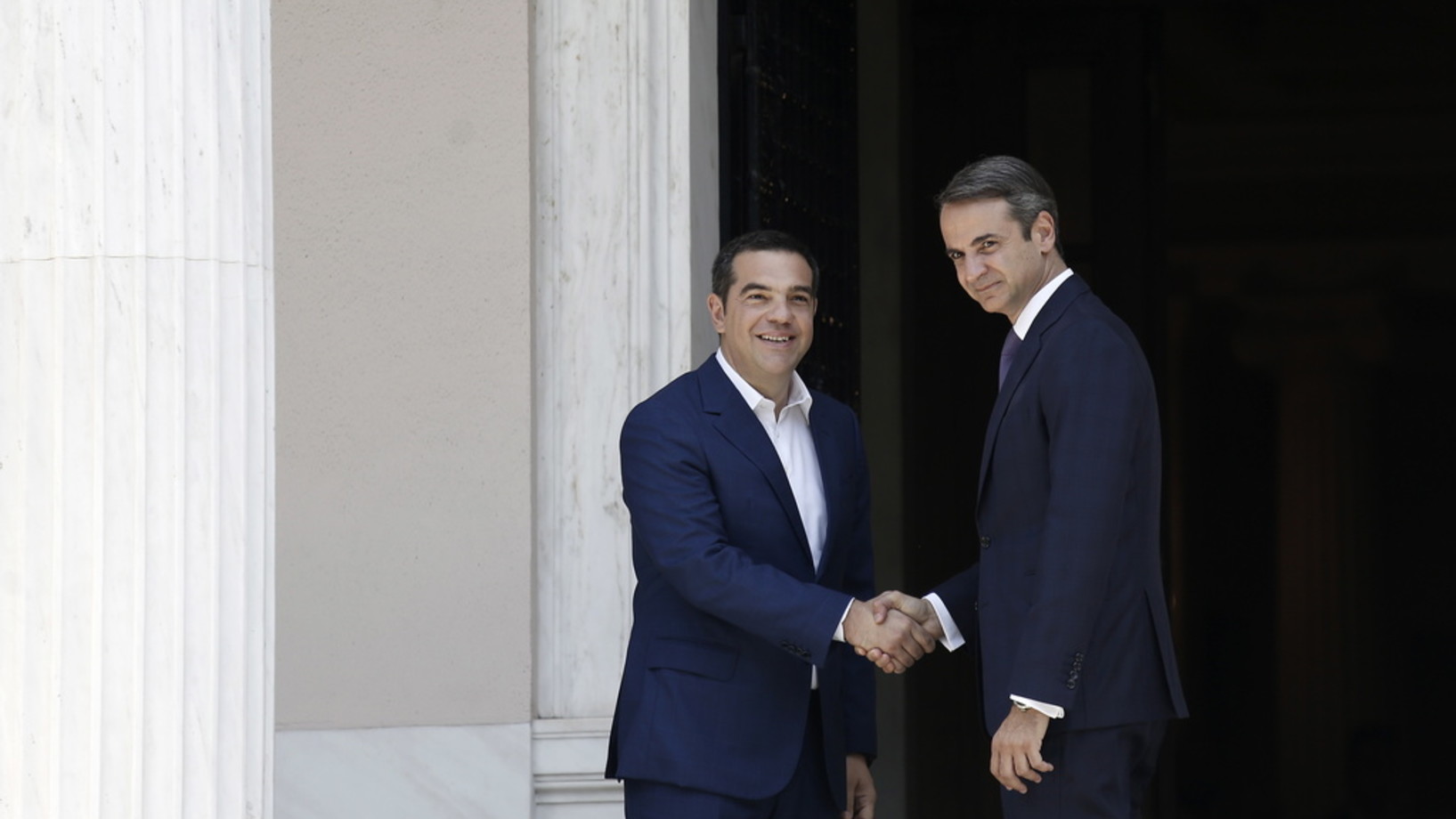 Der alte und der neue Ministerpräsident. Der abtretende Regierungschef Alexis Tsipras (links) und der Wahlsieger Kyriakos Mitsotakis am Montag in Athen. (Foto: Keystone/EPA ANA-MPA/Kostas Tsironis)
