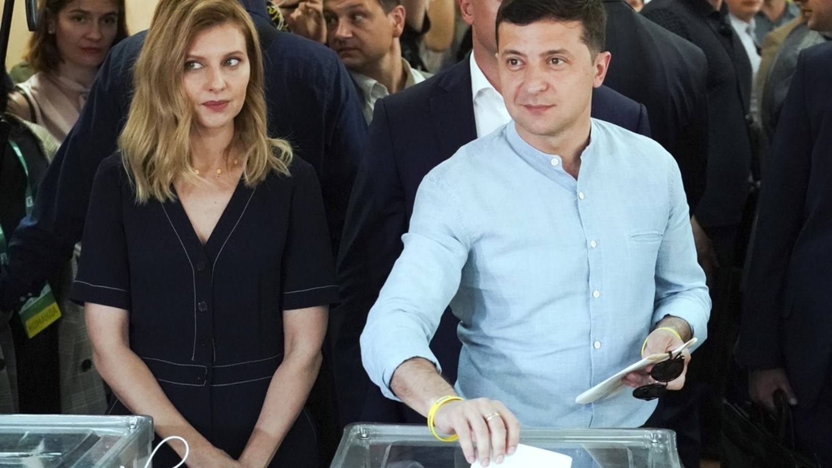 Der ukrainische Präsident Wolodimir Selenski mit seiner Frau Olena Selenska bei der Stimmabgabe am Sonntagmittag in Kiew. (Foto: Keystone/AP/Evgeniy Maloletka) 