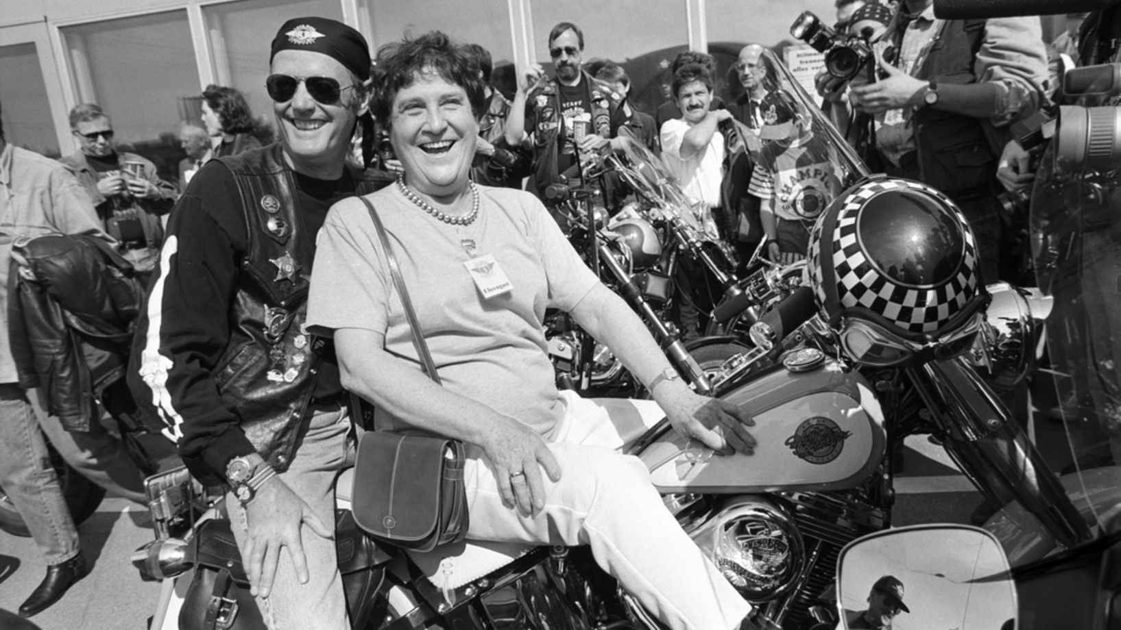 Peter Fonda mit Emilie Lieberherr auf einer legendären Harley-Davidson während einer Wohltätigkeitstour am 7. Mai 1995 in Dübendorf (Zürich). Das Geld ging an myopathische und behinderte Menschen. (Foto: Keystone/Walter Bieri)
