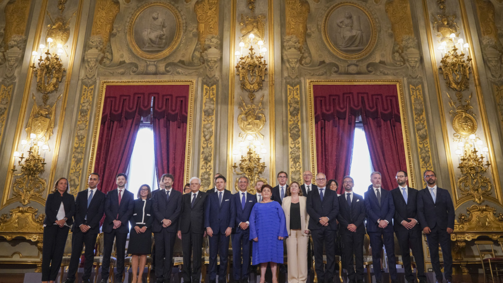 Italiens neue Regierungsmannschaft mit Staatspräsident Mattarella (sechster von links mit weissen Haaren). Siebenter von links: der alte und neue Ministerpräsident Giuseppe Conte. (Foto: Keystone/AP/Andrew Medichini)