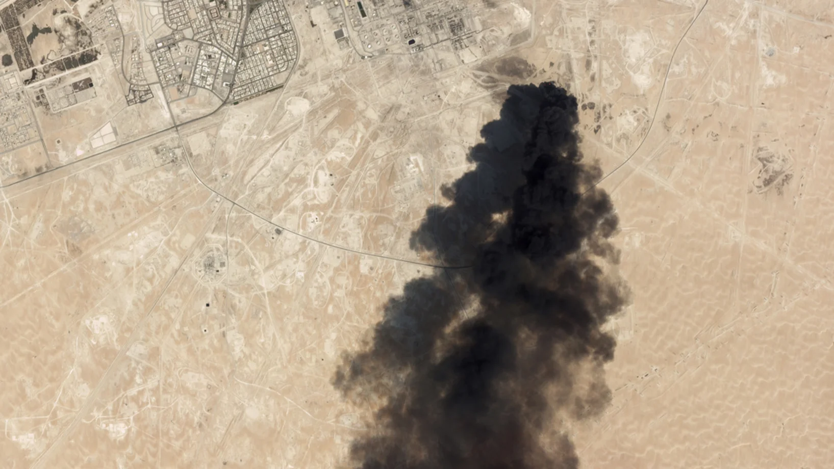 Schwarzer Rauch über der saudischen Wüste. Die Satelliten-Aufnahme zeigt die brennende Erdölanlage von Abkaik bei Buqyaq (Foto: Keystone/Planet Labs Inc via AP)