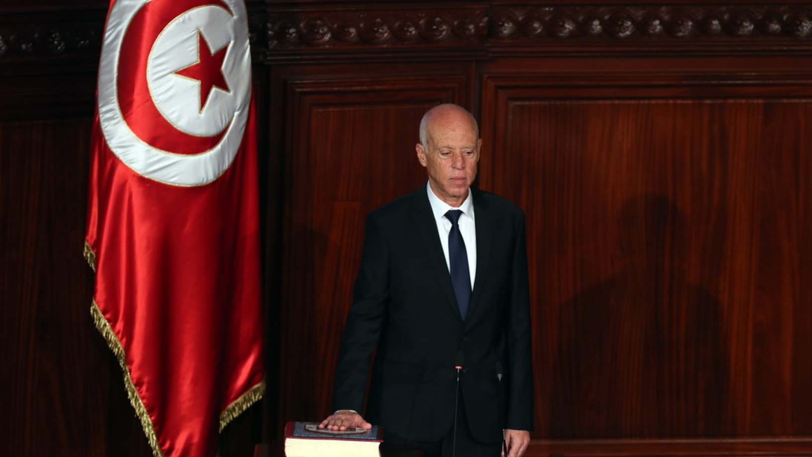 Der tunesische Präsident Kais Saied legt den Amtseid ab (Foto: Keystone/EPA/Mohamed Messara)