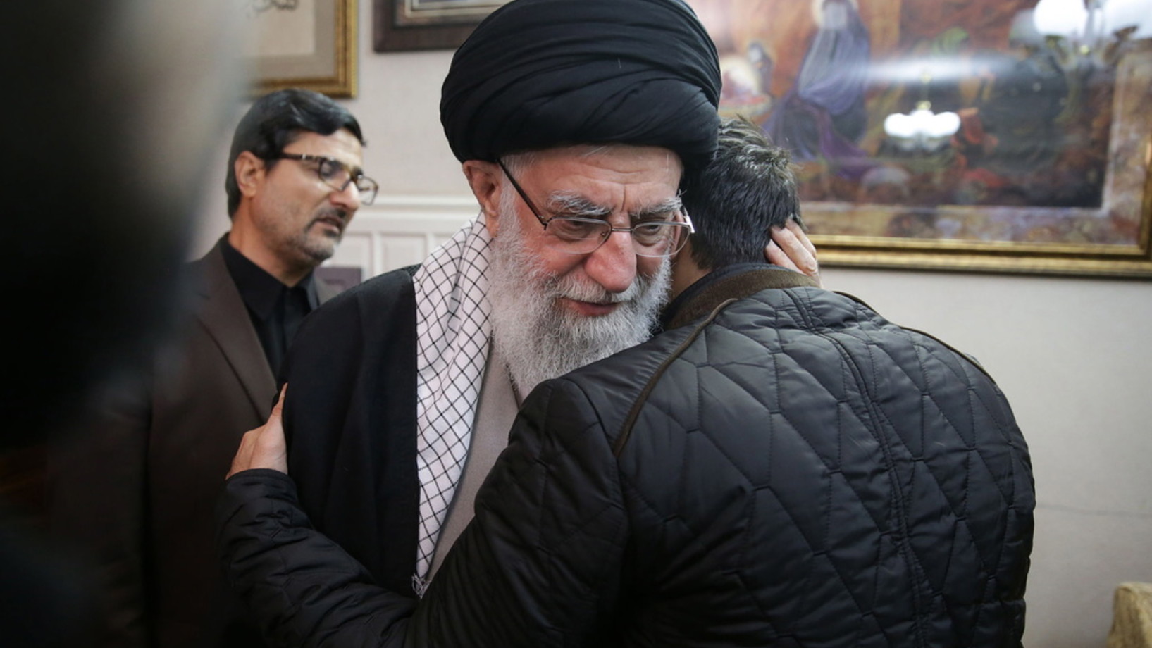 Ali Chamenei, das politische und religiöse Oberhaupts Irans, tröstet die Familienangehörigen des getöteten Qassem Soleimani. (Foto: Keystone/EPA/Iran Supreme Leader Office)