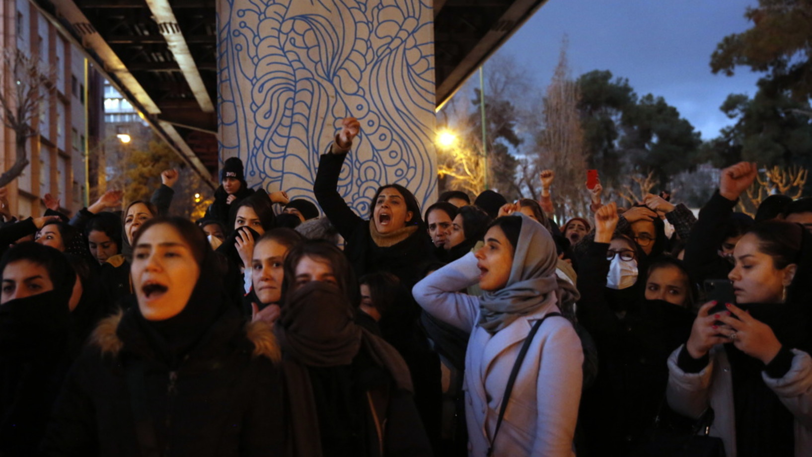 Iranerinnen und Iraner demonstrieren vor der Amir-Kabir-Universität in Teheran gegen die Geheimhaltungspolitik der Revolutinsgarden. „Tod dem Lügner“, riefen sie. (Foto: Keystone/EPA/Abedin Taherkenareh)
