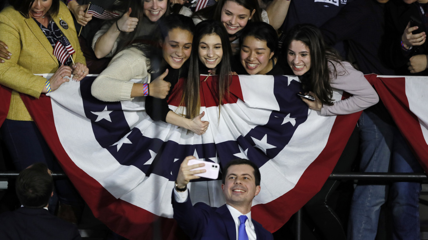 Überraschend stark: Pete Buttigieg mit Supporterinnen in Iowa (Foto: Keystone/AP/Charlie Neibergall) 
