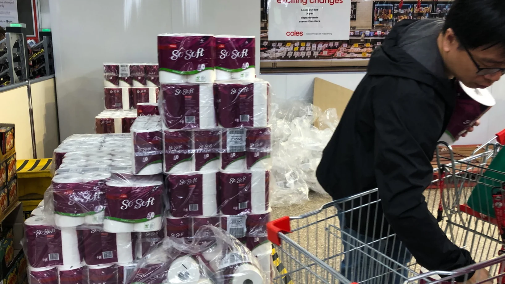 Ein Kunde füllt in Syndey seinen Einkaufswagen mit Toilettenpapier (Foto: Keystone/EPA/Paul Braven) 