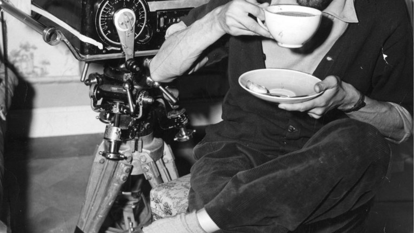 Ingmar Bergman 1955 während der Dreharbeiten für „Das Lächeln einer Sommernacht“. (Foto: Keystone/AP/Scanpix)
