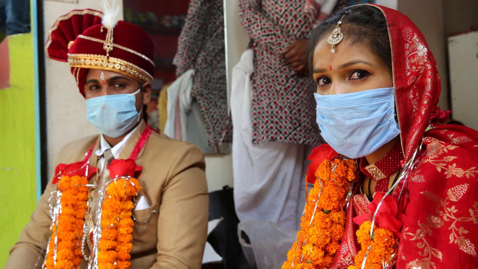 Bräutigam und Braut während der Heiratszeremonie am Sonntag in Bhopal (Foto: Keystone/EPA/Sanjeev Gupta)