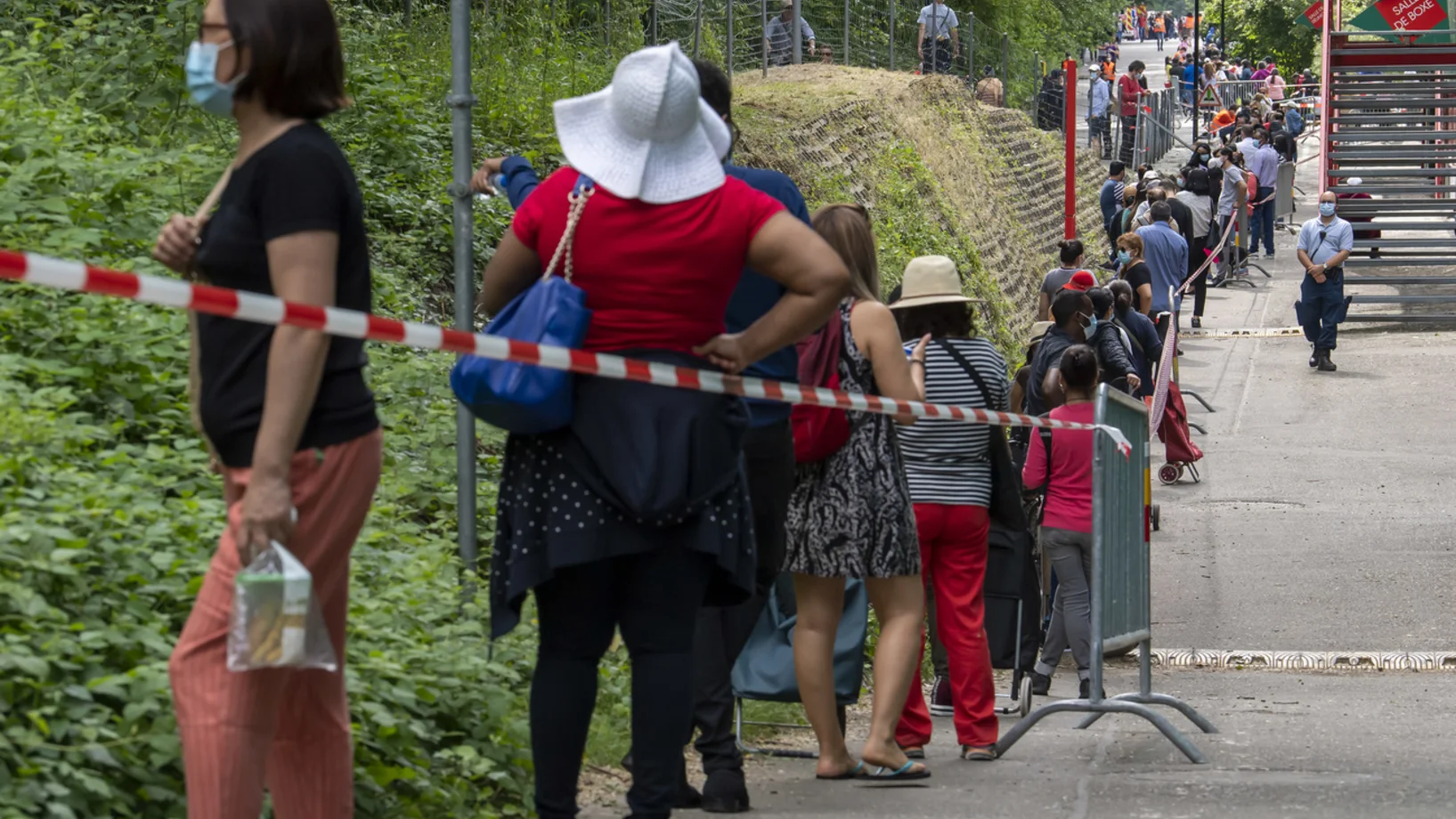 Anstehen für Essen: Vor der Genfer Les Vernets-Halle am Samstag (Foto: Keystone/Martial Trezzini)