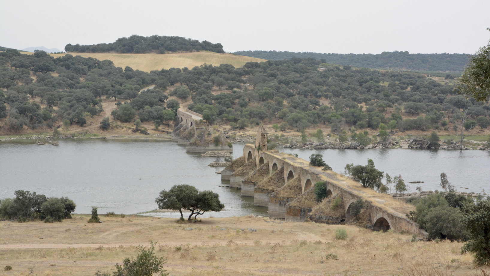 Über den Rui Guadiana führte einst die Ponte da Ajuda, im 16. Jahrhundert erbaut, 1709 aber von spanischen Truppen gesprengt. Seit dem Jahr 2000 führt eine neue Autobrücke über den portugiesischen Grenzfluss nach Spanien (Alle Fotos: Thomas Fischer)