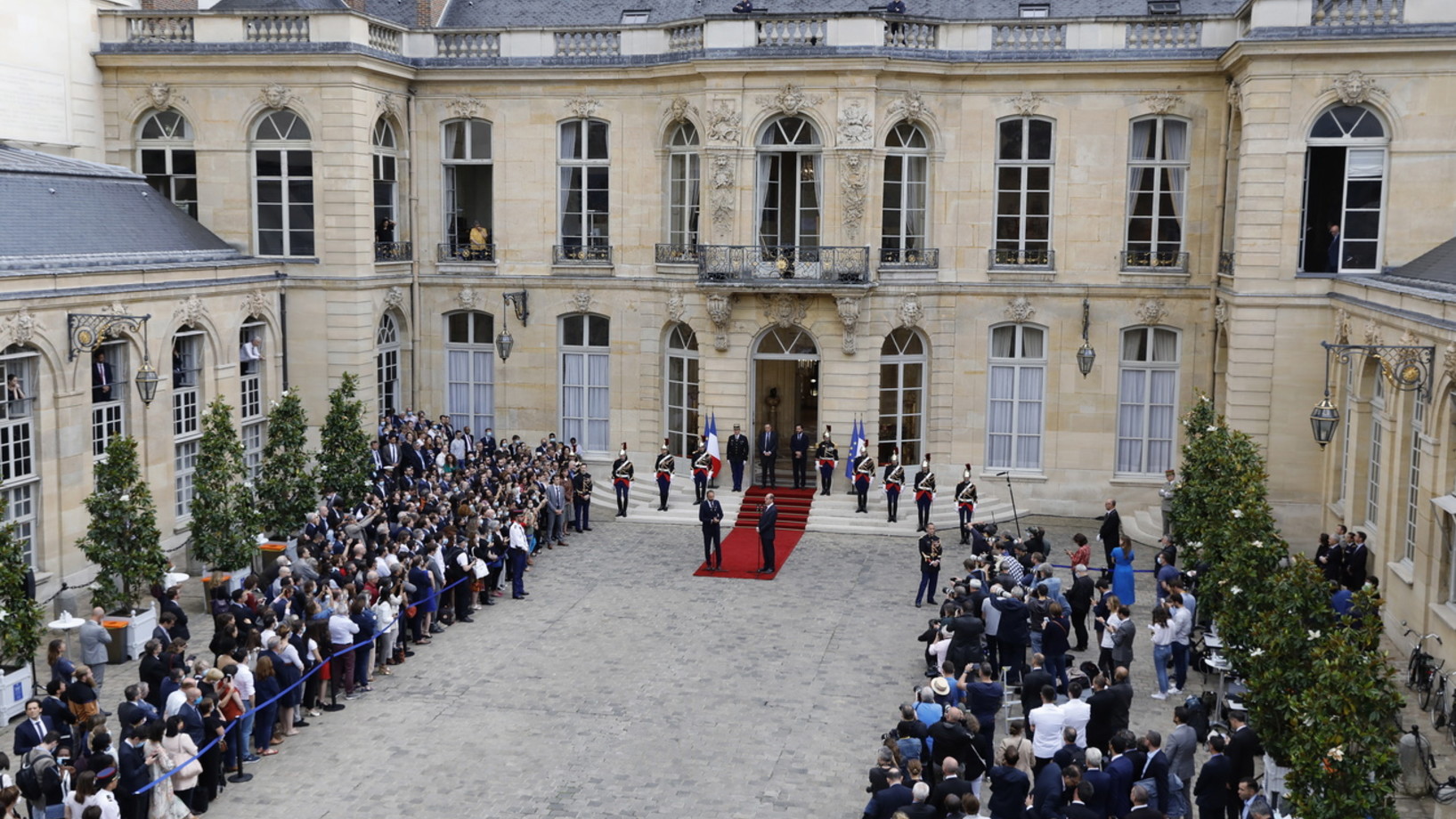 Stabübergabe im Hôtel Matignon. Links auf dem roten Teppich der abtretende Premierminister Édouard Philippe, rechts neue Jean Castex. Links und rechts im Bild: Angestellte der Ministerien.  (Foto: Keystone/EPA/Thomas Samson)