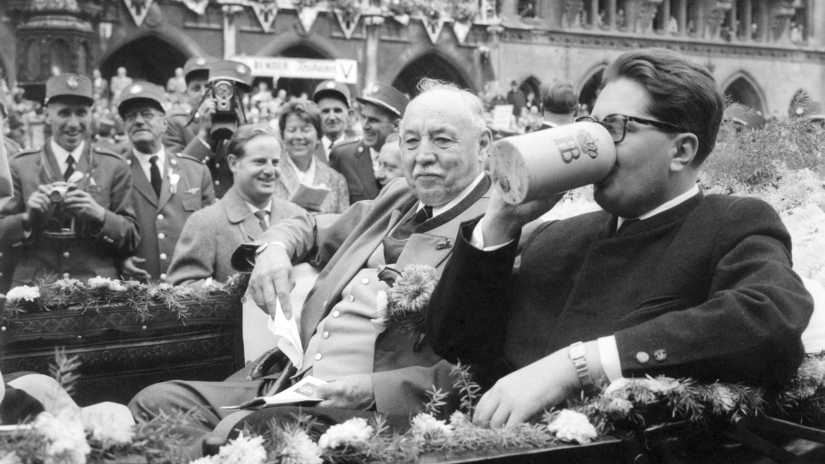 Hans-Jochen Vogel (rechts), der neue Oberbürgermeister von München, mit seinem Amtsvorgänger Thomas Wimmer am Oktoberfest 1960 (Foto: Keystone/DPA/Georg Göbel)