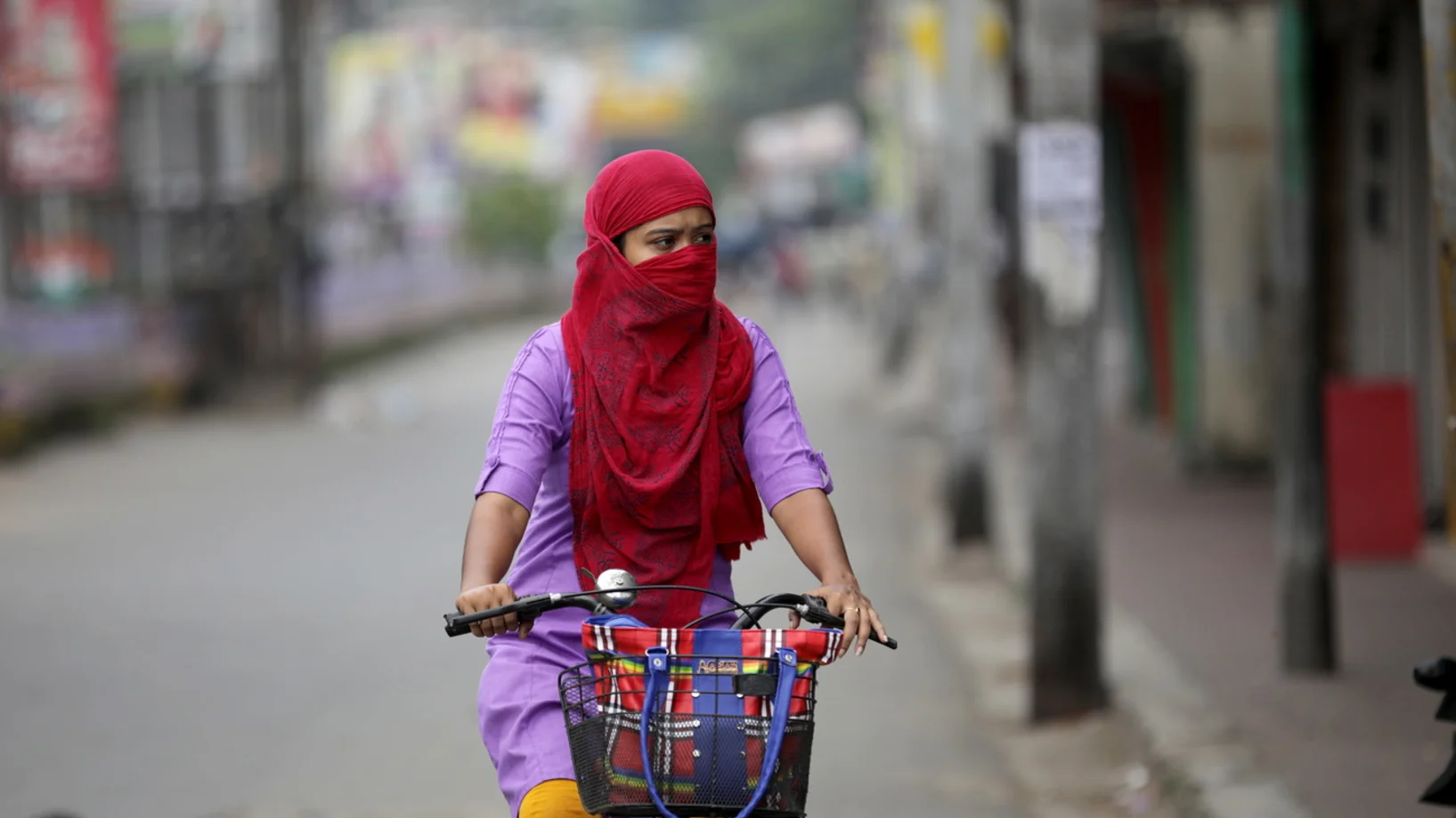 Eine Krankenpflegerin am Montag in Kolkata (Kalkutta) in Westbengalen. In weiten Teilen der Stadt herrscht ein totaler Lockdown. (Foto: Keystone/EPA/Piyal Adhikary)