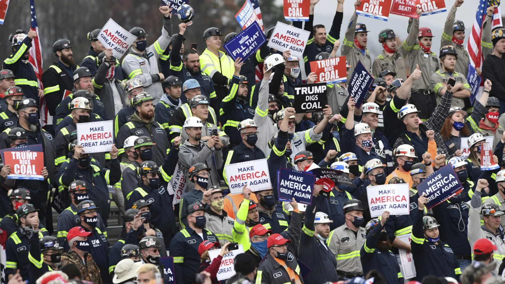 Minenarbeiter warten auf den Auftritt von Donald Trump in Martinsburg in Pennsylvania. In diesem Bundesstaat könnten sich die Wahlen entscheiden. (Foto: Keystone/AP/The Tribune-Democrat/John Rucosky)