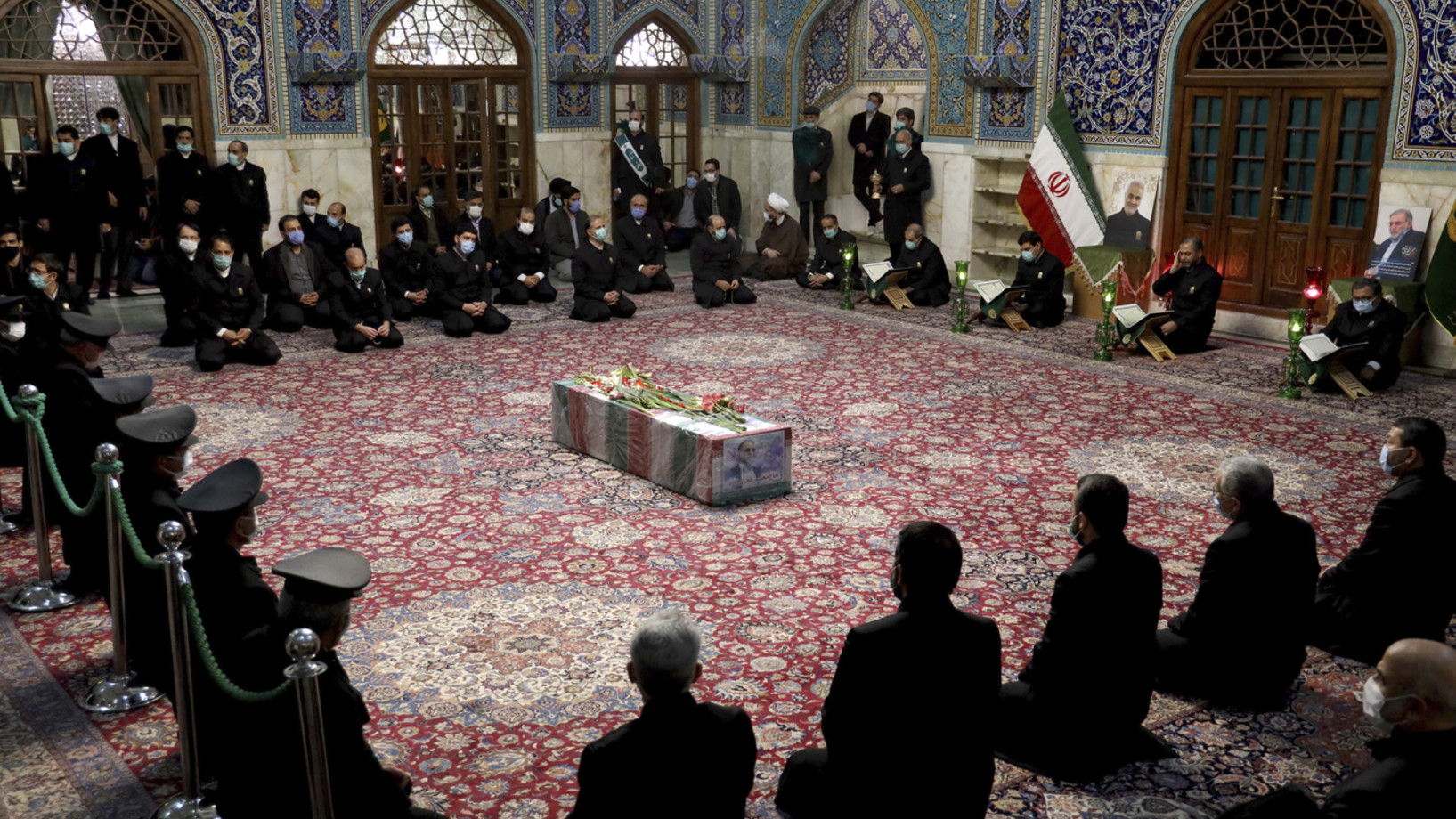 Der Sarg mit Mohsen Fakhrizadeh im Imam Reza-Schrein in Maschad (Foto: Keystone/Iranisches Verteidigungsministerium via AP)
