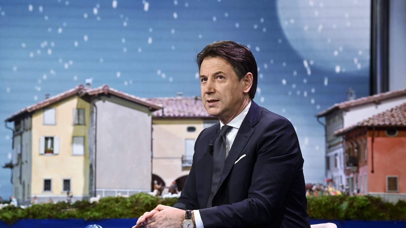 Ministerpräsident Giuseppe Conte am Mittwoch, 23. Dezember, in der Fernsehsendung „Porta a porta“: „Un anno difficile“ (Foto: Keystone, EPA/Riccardo Antimiani)  
