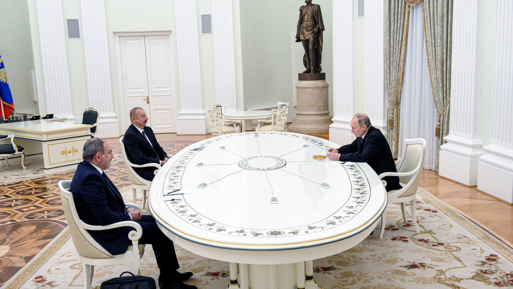 Rechts: Präsident Putin, links vorne: der armenische Regierungschef Paschinjan, links hinten: der aserbaidschanische Präsident Aliyev (Foto: Keystone/Mikhail Klimentyev/Sputnik/Kremlin Pool/via AP)