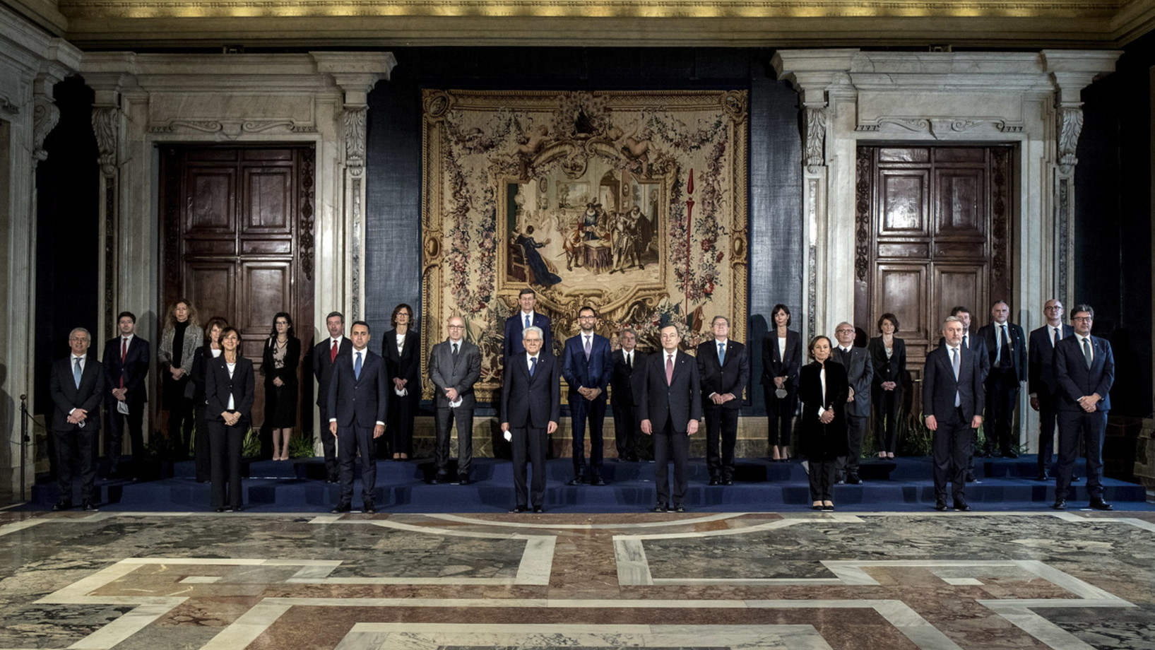 Die neue italienische Regierung. In der Mitte (mit weissen Haaren) Staatspräsident Sergio Mattarella, rechts von ihm Mario Draghi (Foto: Keystone/EPA/Roberto Monaldo/Pool)