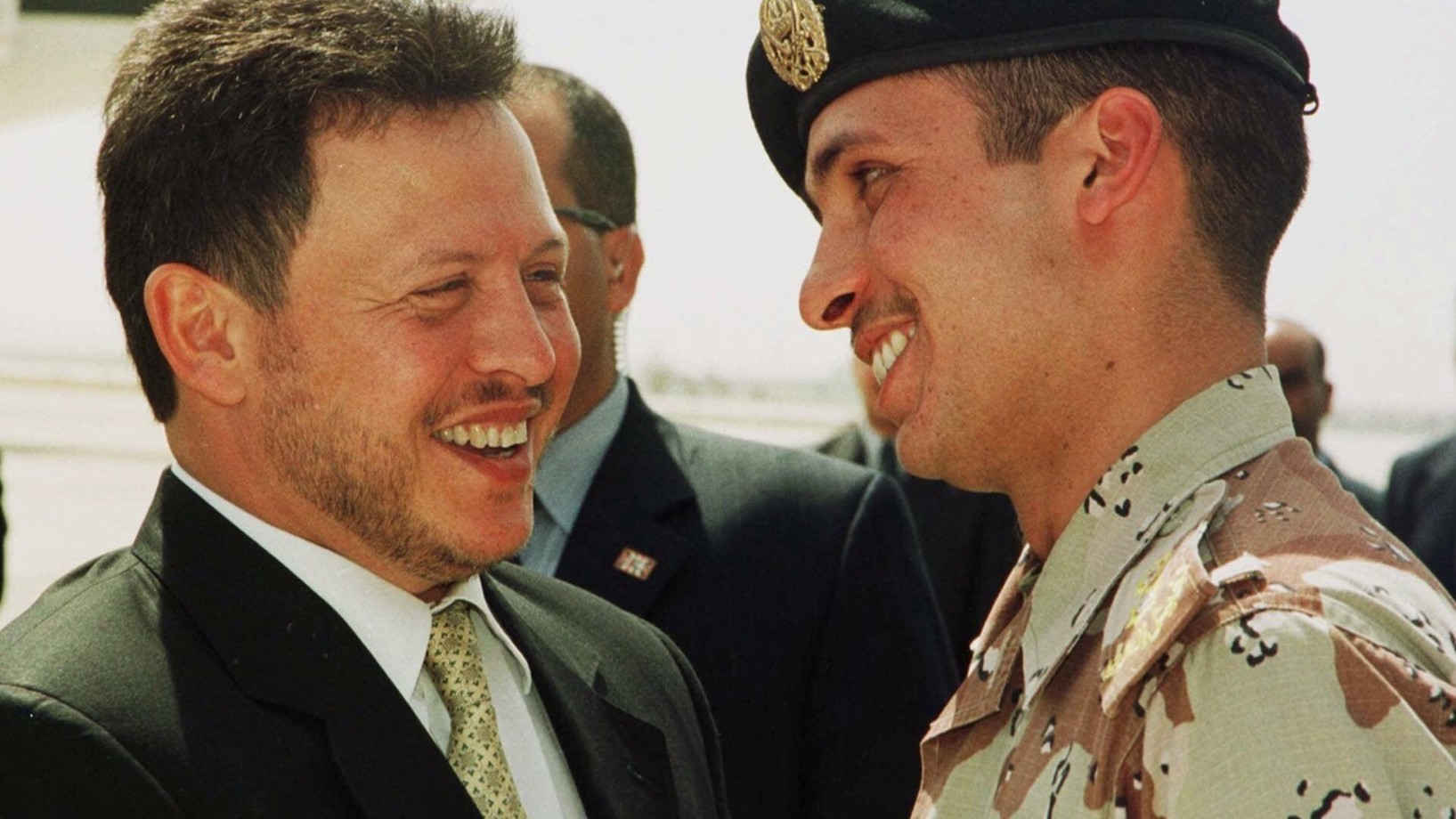 König Abdullah II. und Kronprinz Hamzeh: Genau 20 Jahre alt ist dieses Bild und die Beziehung der beiden intakt. (Foto: Keystone/AP/Youssef Allan) 