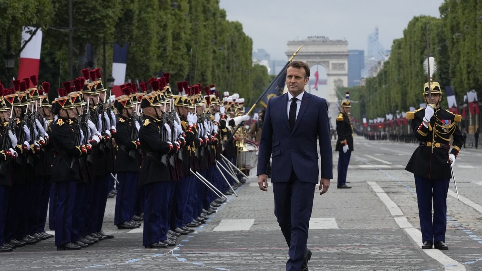 Emmanuel Macron am Bastille-Tag auf den Champs-Élysées (Foto: Keystone/EPA/Michel Euler/Pool)