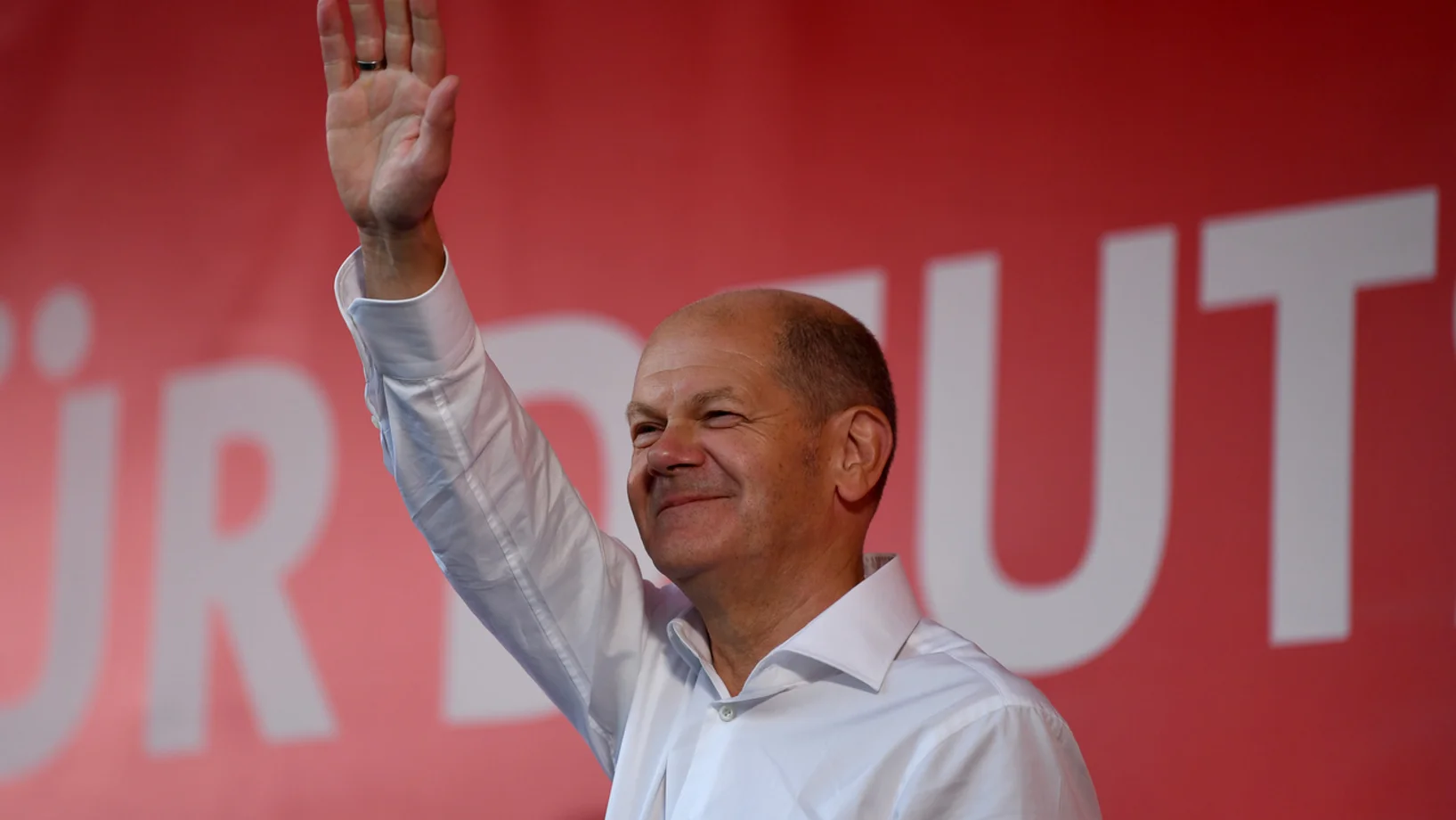 In Siegeslaune: Olaf Scholz am Samstag in Braunschweig. (Foto: Keystone/dpa/Swen Pförtner)